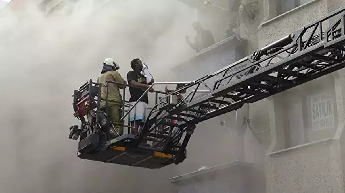 Denizköşkler Mahallesi Midilli Sokak'taki 4 katlı binanın depo olarak kullanılan bodrum katında saat 11.30 sıralarında henüz bilinmeyen bir nedenle yangın çıktı. Kısa sürede büyüyen yangında duman bütün binayı kapladı.