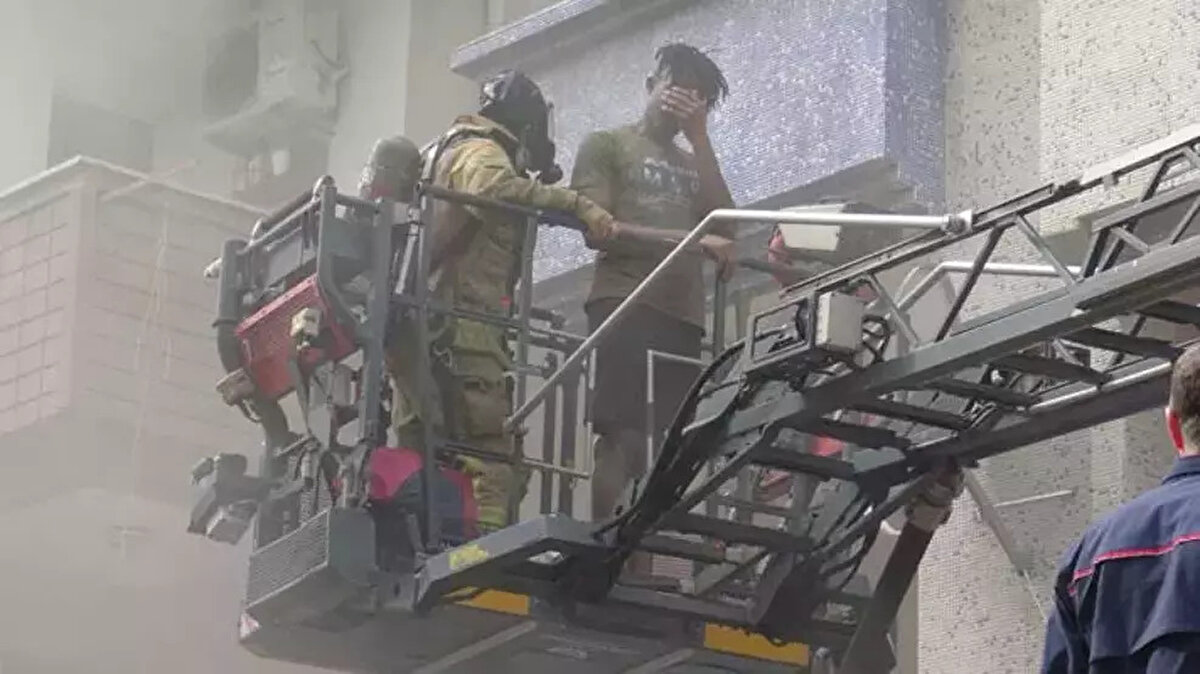 Aralarında kadın ve çocukların da bulunduğu çoğu yabancı 19 kişi itfaiye ekipleri tarafından tek tek kurtarıldı.