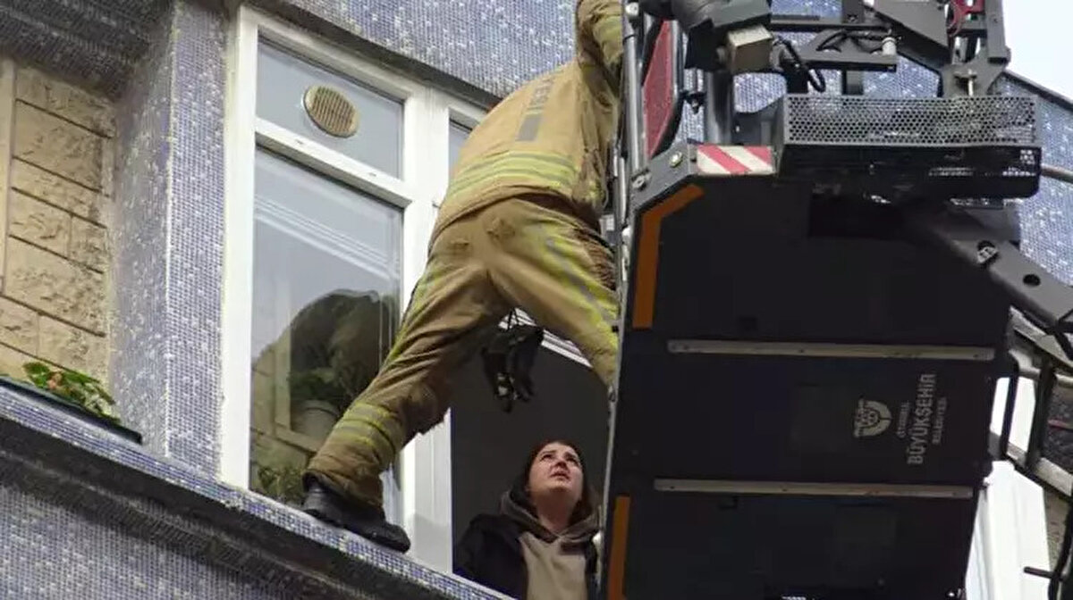 Dumandan etkilenenler sağlık ekiplerine teslim edilirken, 2 kişi hastaneye kaldırıldı. İtfaiyenin müdahalesiyle yangın söndürülürken, kurtarılanların sağlık durumlarının iyi olduğu öğrenildi.