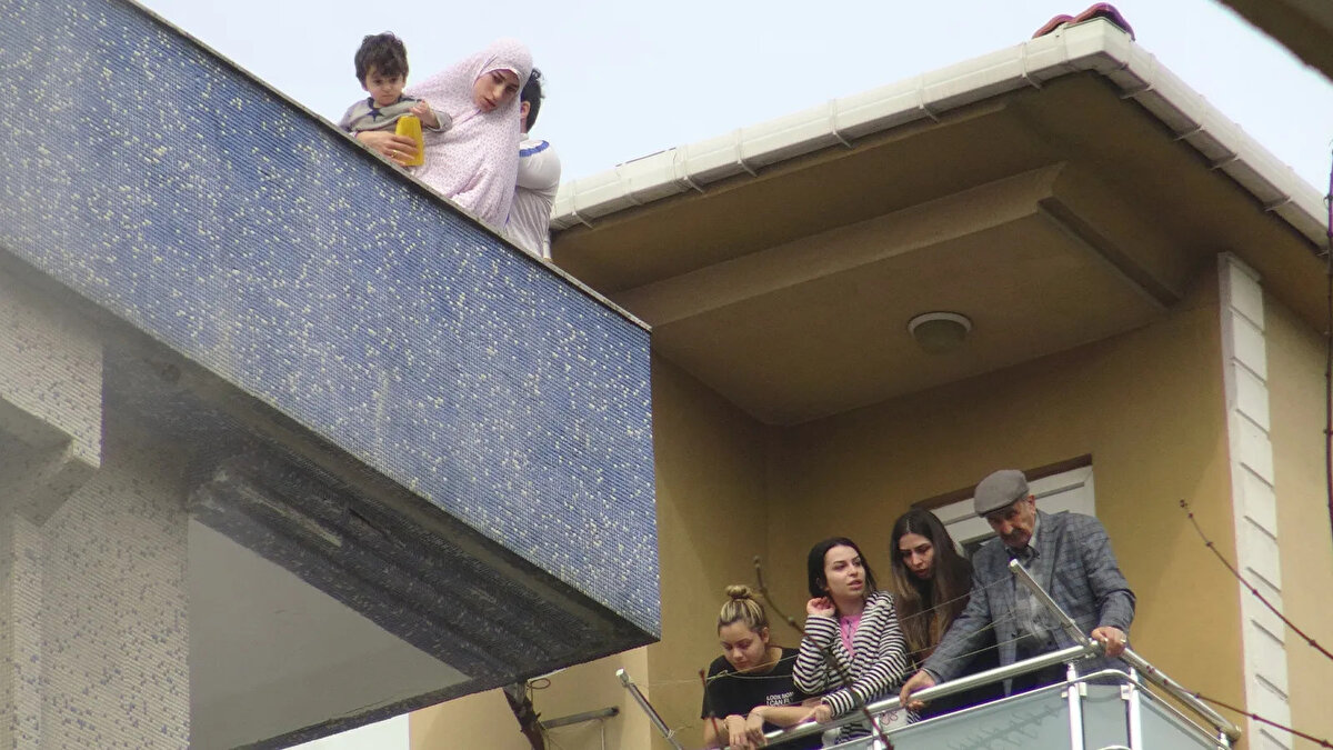 Güçlükle nefes alan bina sakinleri balkonlara çıkarak yardım istedi. İhbar üzerine olay yerine gelen Avcılar İtfaiyesi ekipleri bir yandan yangını söndürürken, bir yandan da mahsur kalanları kurtarmaya çalıştı.