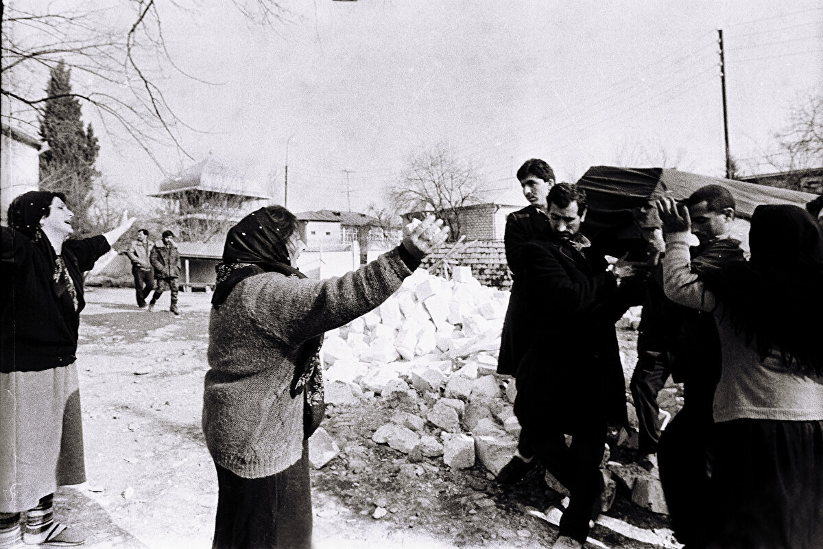 Hocalı’da ne oldu?<br><br>Sovyetler Birliği'nin dağılmasıyla Azerbaycan'a karşı toprak iddiasında bulunmaya başlayan ve saldırıya geçen Ermeniler, 1991'in son günlerinde ablukaya aldıkları bölgenin tek havaalanına sahip ve stratejik önem taşıyan Hocalı'yı işgal için harekete geçti.