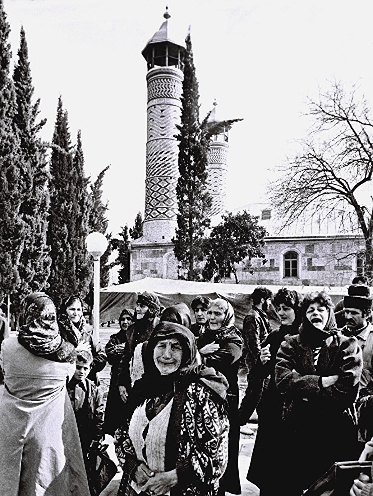 Hocalı konumu itibarıyla Dağlık Karabağ’ın en önemli noktalarından biriydi. 2 bin 605 hanenin bulunduğu Hocalı’da 11 bin 365 kişi yaşıyordu. Ancak çatışmalardan dolayı nüfus 3 bine kadar düşmüştü.