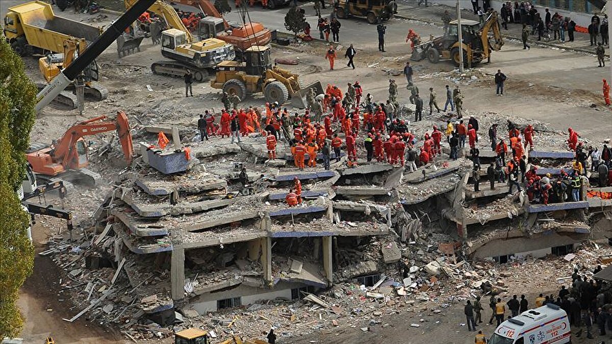 Kuzey Anadolu Fay Zonu ve Doğu Anadolu Fay Zonu'nun Bingöl'ün Karlıova ilçesi yakınlarında birleştiğini vurgulayan Aksoy, Gürün, Darende, Malatya'nın Pütürge ilçesi çevresinde, Yeşilyurt bölgesinde ikinci olarak da Kahramanmaraş Göksun'dan Adana'ya doğru inen Doğu Anadolu Fay Zonu'nda, 6 Şubat 2023'teki depremlere bağlı olarak çok sayıda artçı deprem yaşandığını dile getirdi.