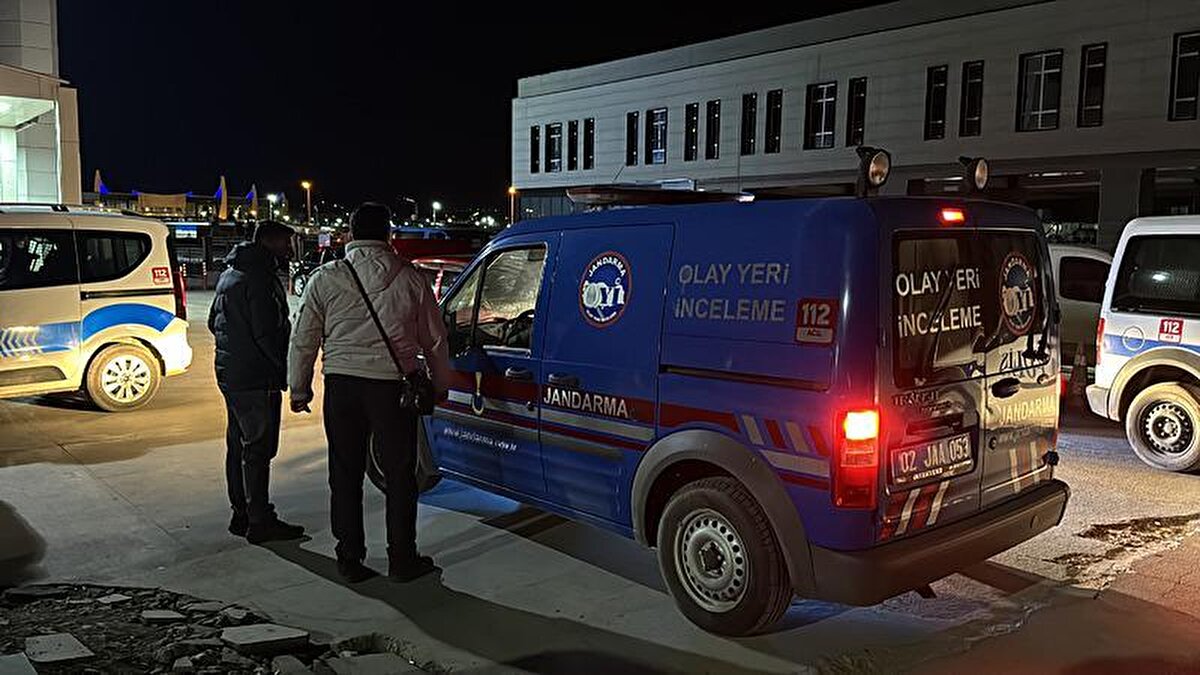 Tartışmanın büyümesiyle Kasım A. yanında bulundurduğu tabancayla eşi Tuğba A, bacanağı Abidin A. ile bacanağının 9 yaşındaki oğlu Mustafa A'ya ateş ederek ağır yaraladı.
