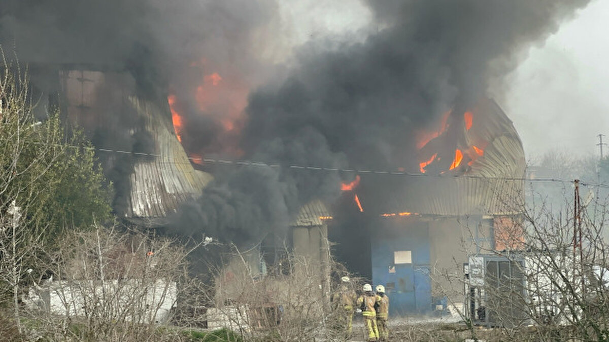 Yangın, saat 16.00 sıralarında Örnekköy Mahallesi'nde bulunan iki katlı bir fabrikada çıktı. İhbar üzerine olay yerine çok sayıda, polis, itfaiye ve sağlık ekibi sevk edildi. Fabrika alev alev yanarken itfaiyenin müdahalesi sürüyor.
