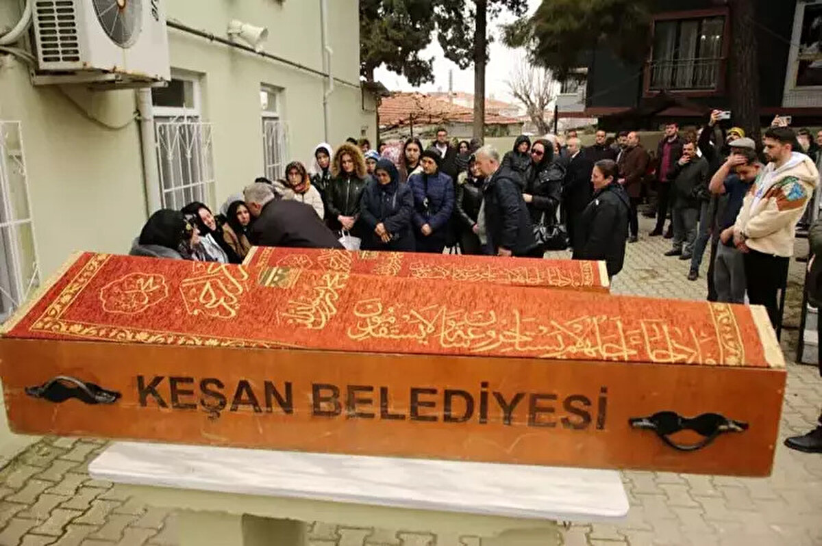 Cenazeye, Elatan ailesi ve yakınlarının yanı sıra Keşan Belediye Başkanı Mustafa Helvacıoğlu, CHP Keşan Belediye başkan adayı Mehmet Özcan ile vatandaşlar da katıldı.