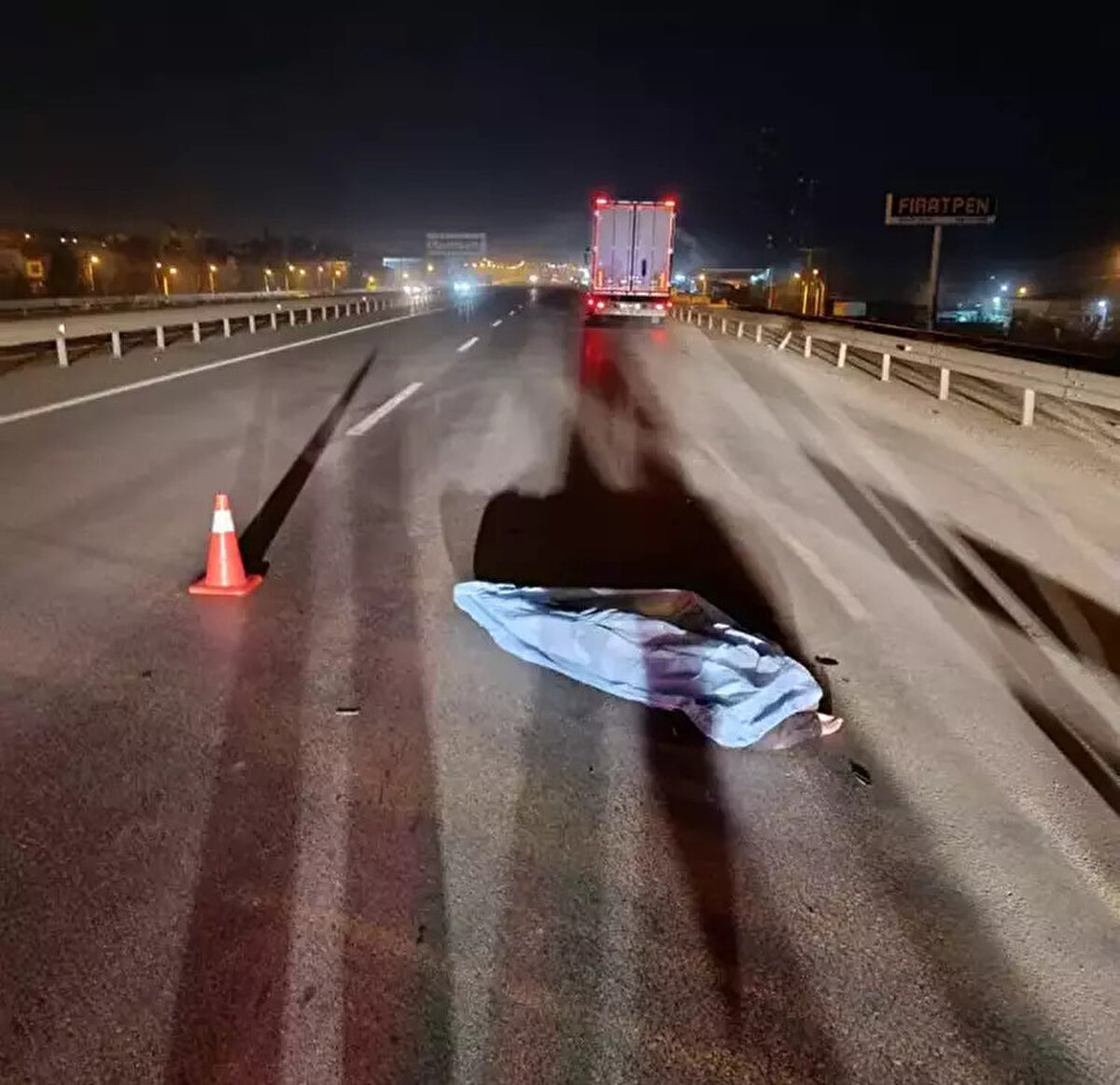 İlçedeki evinde dün akşam kalp krizi geçiren emekli doktor Hakan Elatan, kaldırıldığı Keşan Devlet Hastanesi’nde saat 19.30 sıralarında yaşamını yitirdi. Oğlunun öldüğü hastaneden çıkan Enver Elatan da yaklaşık 2 saat sonra Keşan-Gelibolu kara yolu, sanayi kavşağı yakınlarında yolun karşısına geçerken kaza geçirdi. Gelibolu yönüne giden S.E. (35) yönetimindeki 33 HU 362 çekici ve 33 R 8872 dorse plakalı TIR, Enver Elatan’a çarptı.