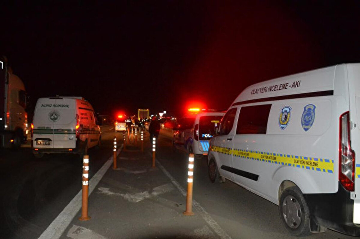 İhbar üzerine kaza yerine polis ve sağlık ekipleri sevk edildi. Sağlık ekibi, Elatan’ın hayatını kaybettiğini belirledi. Enver Elatan’ın cenazesi, nöbetçi savcı ve polisin incelemesinin ardından Keşan Devlet Hastanesi morguna konuldu. TIR şoförü S.E. ise gözaltına alındı.