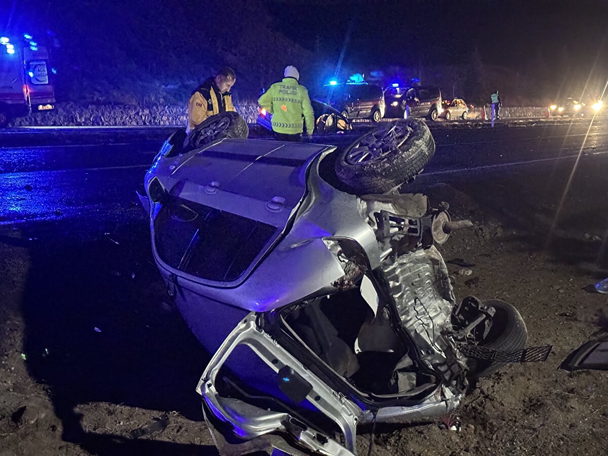 Yoldan geçen sürücülerin haber vermesinin ardından olay yerine jandarma, sağlık ve itfaiye ekipleri sevk edildi.