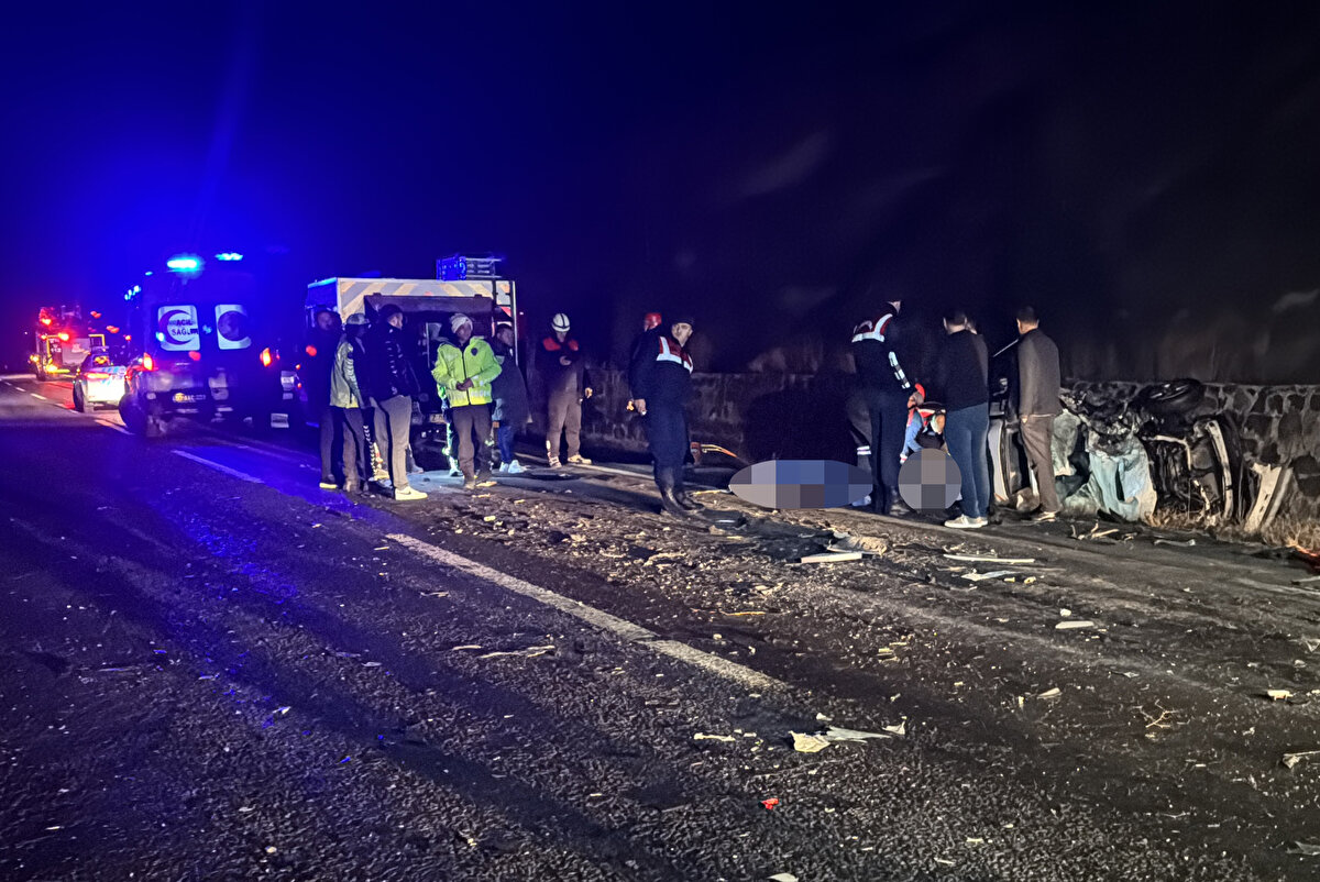 Bir süre trafiğe kapanan yol, jandarmanın kontrolünde tek şeritten kontrollü olarak ulaşıma açıldı.