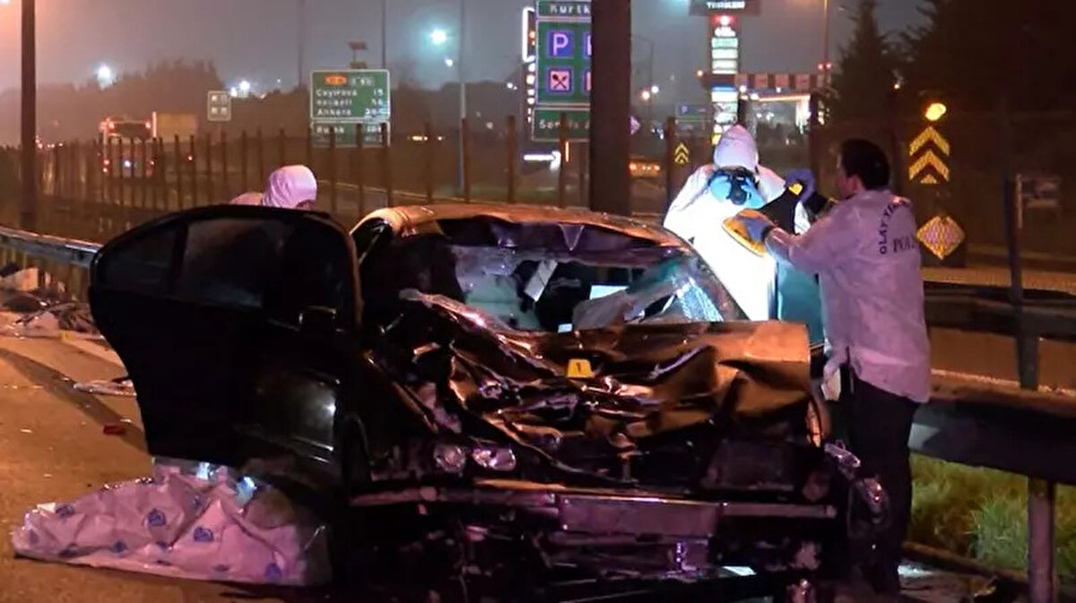 Otomobil sürücüsü Soner K. ise ambulansla hastaneye sevk edildi.