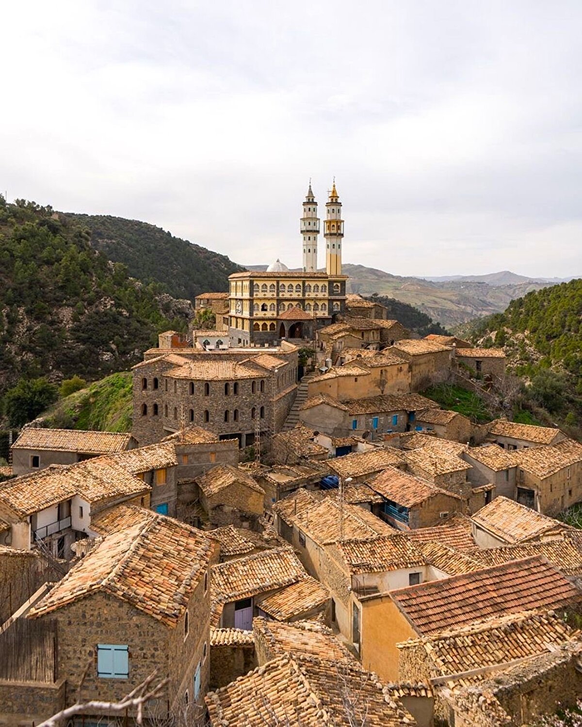 Burc Zemmûra, Burc Bu Ariric eyaletinin kuzeyindeki Küçük Kabîliye bölgesindeki Biban ve Babür Sıradağları içinde, yaklaşık 1200 metre yükseklikte yer almaktadır.