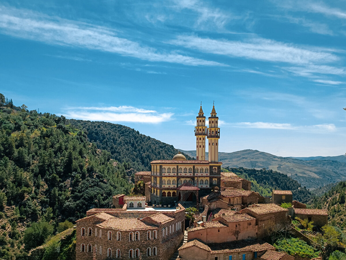 Tarihî eserlerle dolu bir kasaba olan Zemmûra, bazı hipotezlere göre MS 10. yüzyıldan itibaren dağın yamacında cami ve çeşmeyle birlikte inşa edilmiştir.