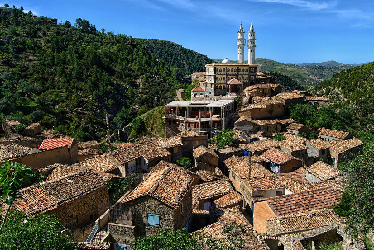 Osmanlı Halifeliği döneminde Cezayir'de merkezî bir role sahip olan kasaba, Cezayir ve Konstantin’in yanı sıra yeniçeri ordusunun ilk üslerini kurduğu bölgeler arasında yer almaktadır. 