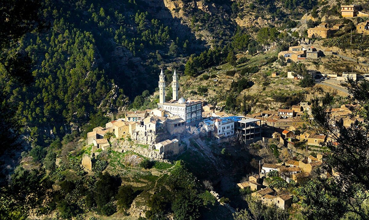 Tarih boyunca Zemmûra Kalesi'nde Berberîler, Araplar ve Türkler yaşamıştır ve Zemmûra sakinlerinin çoğu, bugüne kadar bölgede yaşamış Türk asıllı insanlardır. Ayrıca, Hz. Muhammed’in soyundan gelen çok sayıda soylu aile de burada yaşamaktadır.