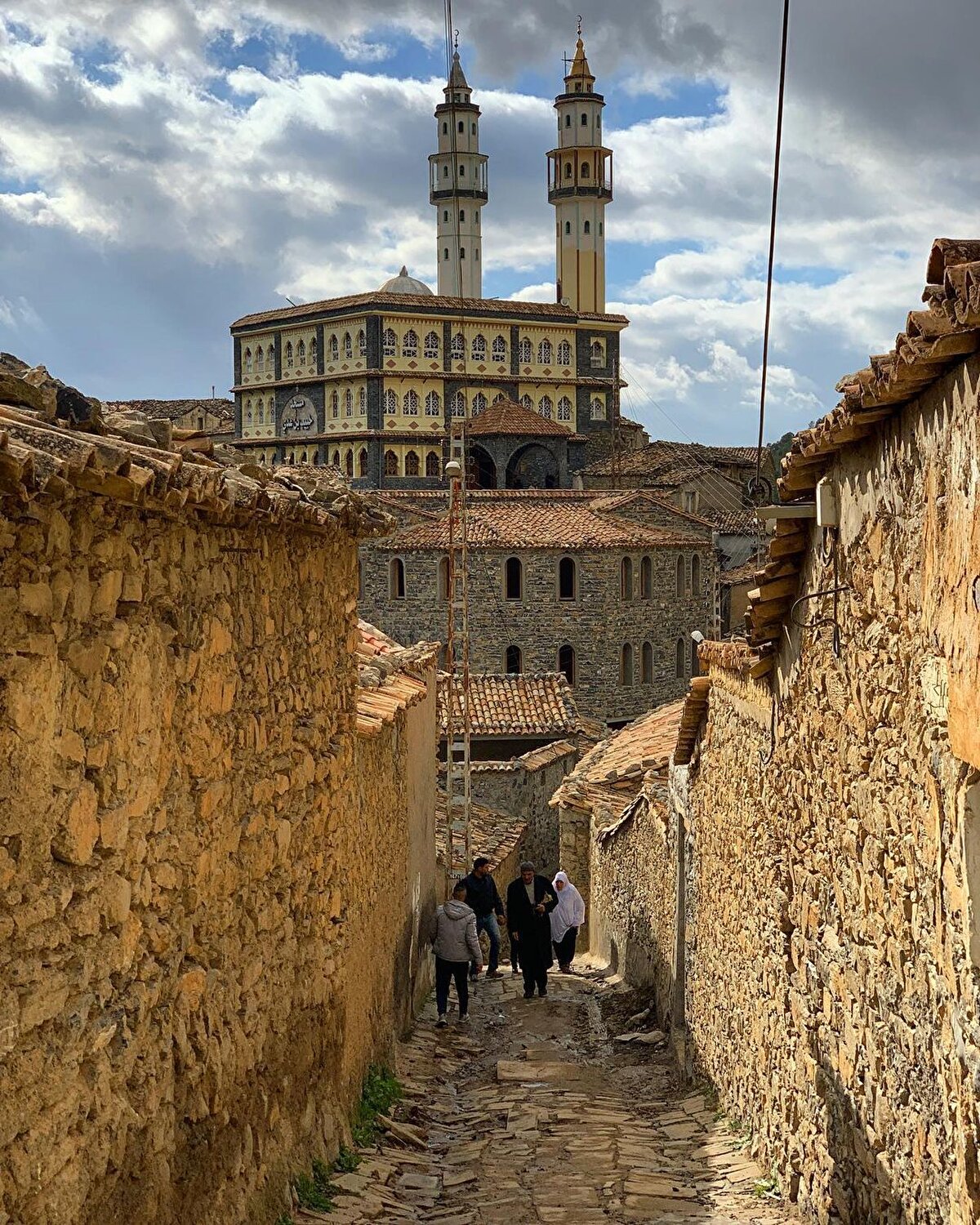 Sîbeveyhi’nin Arap dili gramerine dair zamanımıza ulaşan ilk hacimli eseri olan el-Kitâb’ını açıklayan ve metinlerin toplanması hakkında birçok yorumu olan âlim Şeyh Ahmed bin Kaddur, zamanının otoritesi olan âlim Şeyh Ömer Ebu Hafs el-Zamurî, âlim Şeyh Ali Ebu Bekir, kadı İbnü'l-Ukrit, İbnü’l-Kasım, İbnü’l-Cudî ve niceleri vardı.