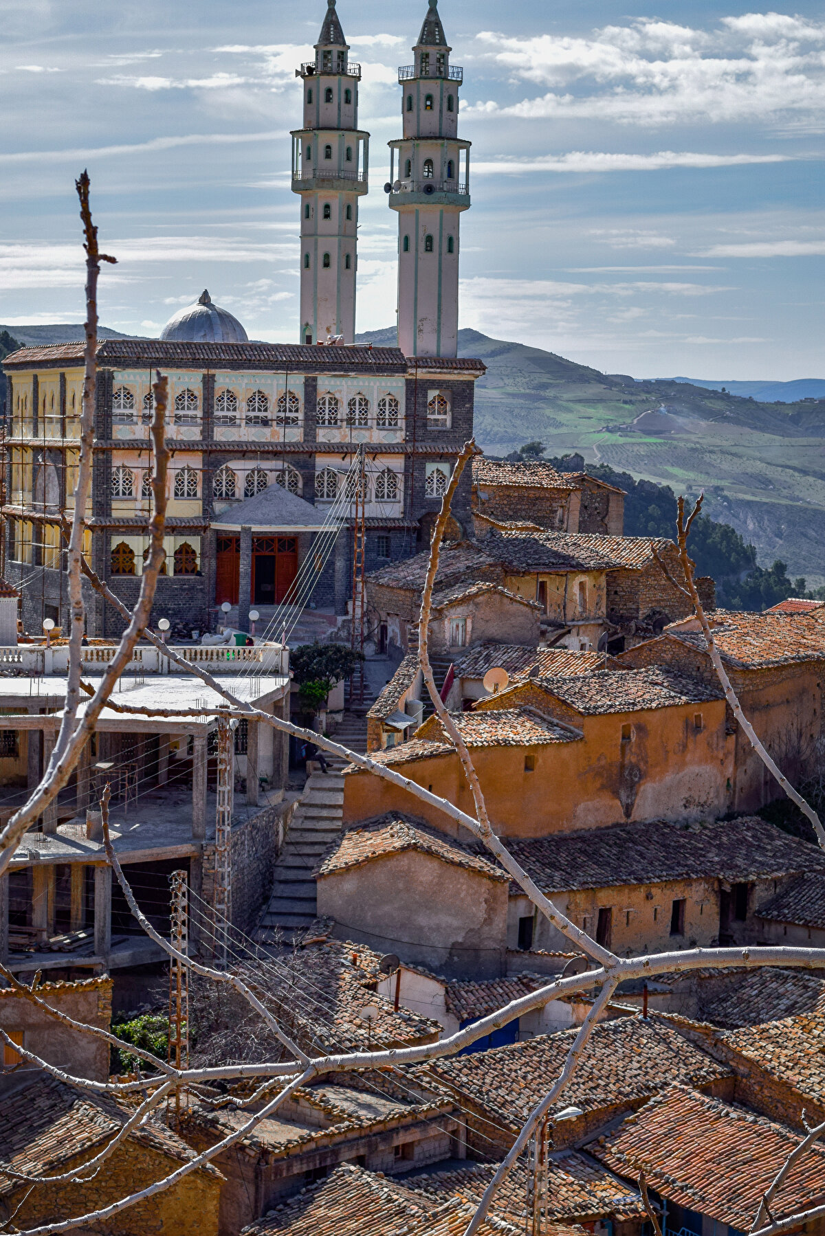 Camileri ve ilim evleriyle ünlü Zemmûra, aynı zamanda, Burc Bu Ariric eyaletinin ve doğu Cezayir'in en önemli bilim merkezlerinden biridir. Kasaba; bilginleri, âlimleri, asilzadeleri, hukukçuları ve hâkimleriyle de ünlüydü. 