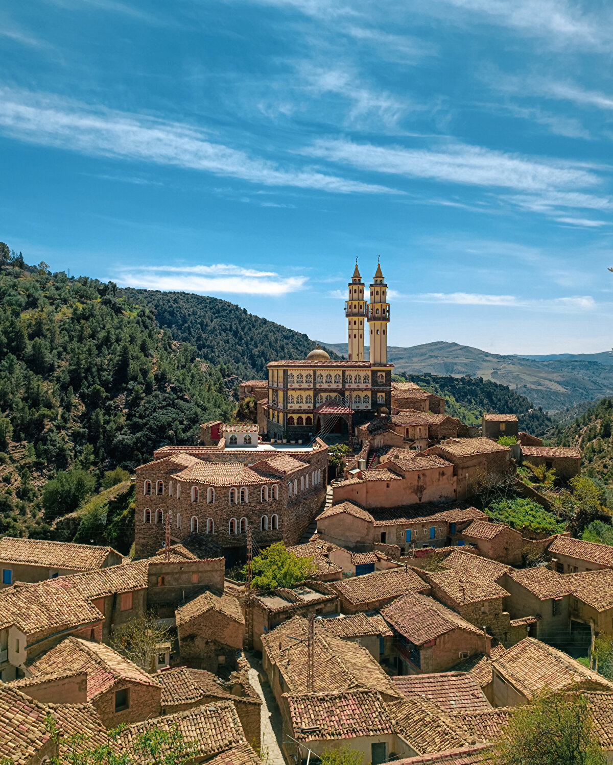 Endülüs, Türk ve Berberî karakterini birleştiren mimari tarzıyla öne çıkan Zemmûra, sembolik Kolea Mescidi de dâhil olmak üzere çok sayıda mescidiyle öne çıkıyor. 