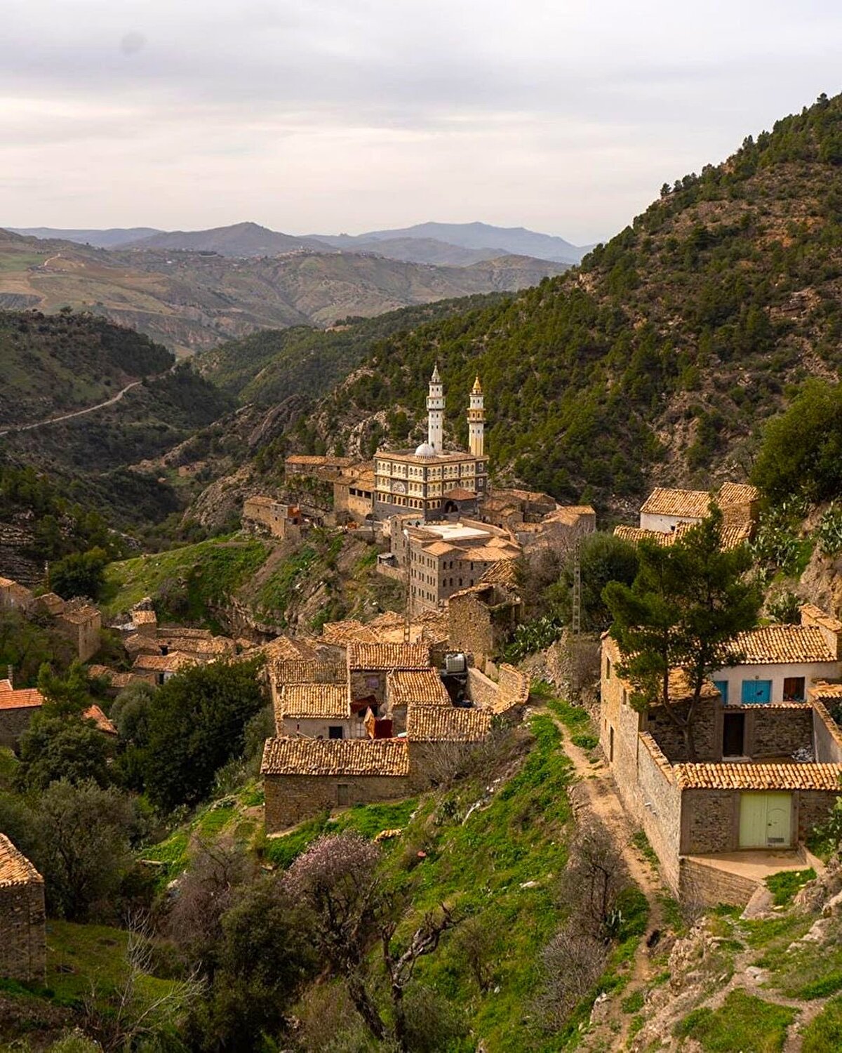 Burc Zemmûra, Cezayir'de turistik, dinî ve tarihî açıdan tarihî bir öneme sahip bir kasaba olarak varlığını devam ettiriyor.