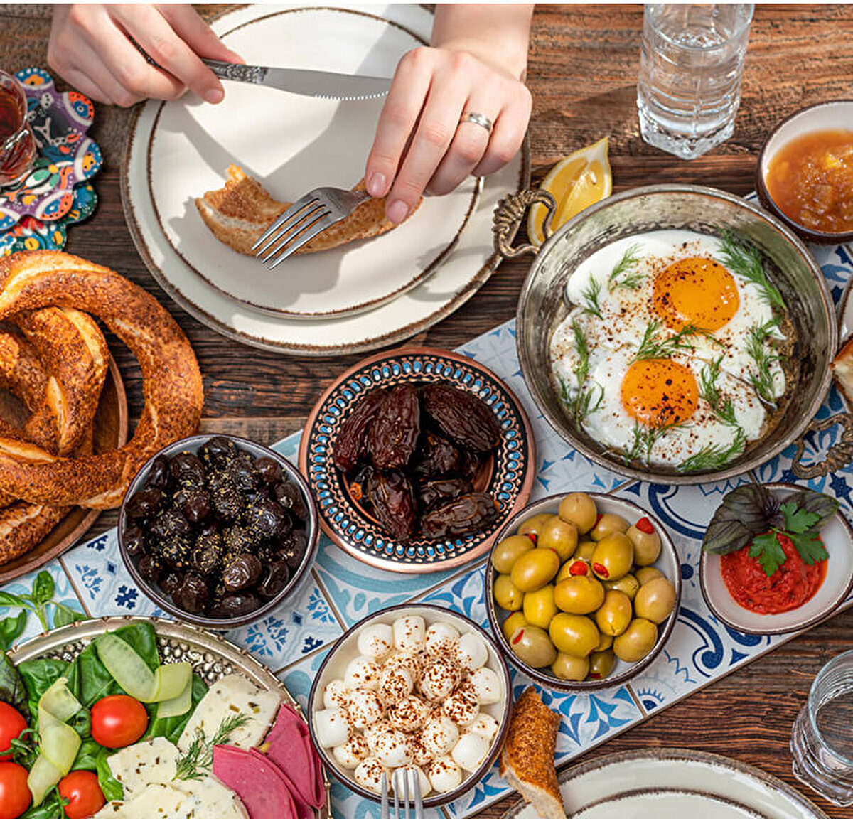 "Tüketilecek besinlerin tek seferde kontrollü miktarlarda tabağa alınması gereksiz ve farkında olunmadan fazla tüketimin önüne geçebilir. Hurma, zeytin, peynir ve tam taneli ekmek ile iftariyelikler tercih edilebilir. Alternatif olarak çorba ile birlikte salata ve yoğurt tüketilebilir. İkinci kısımda ise salata ve sebze yemekleri ile beraber sağlıklı bir pişirme yöntemleri ile pişirilmiş et, tavuk, balık veya kuru baklagiller ile tam tahıllardan oluşan bir ana öğün yapılabilir. Geç yatan bireyler için iftardan 2-3 saat sonra ara öğün önerilebilir. Bu öğünde mevsim meyve ve sebzeleri ile birlikte protein ve kalsiyum açısından zengin olan süt, yoğurt, peynir gibi besinler tüketilebilir."