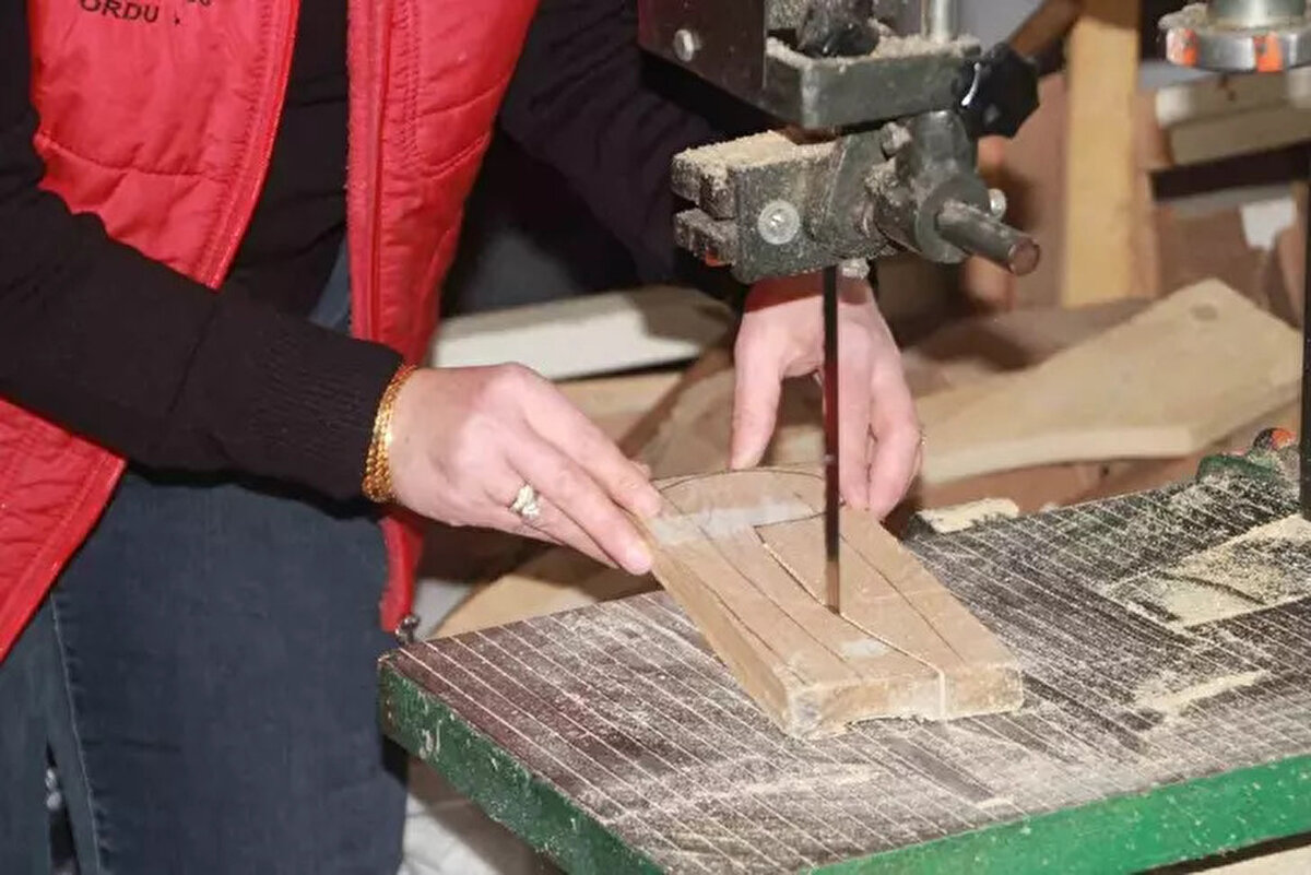 Altınordu ilçesinde yaşayan 45 yaşındaki Saliha Öztürk, genellikle erkeklerin yaptığı koltuk tamiri ve döşeme işlerini usta olarak yaklaşık 26 yıldır devam ettiriyor. Yıllar önce eşine yardım etmek için dükkanda çalışmaya başlayan Öztürk, yıllar içerisinde yaptığı ürünlerin beğenildiğini belirterek, Almanya’dan dahi sipariş aldığını söyledi.