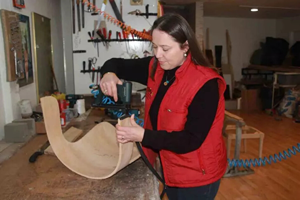 Öztürk yıllar önce eşinin yanına yardıma gittiğinde elinin bu mesleğe yatkın olduğunu fark ettiğini anlattı.