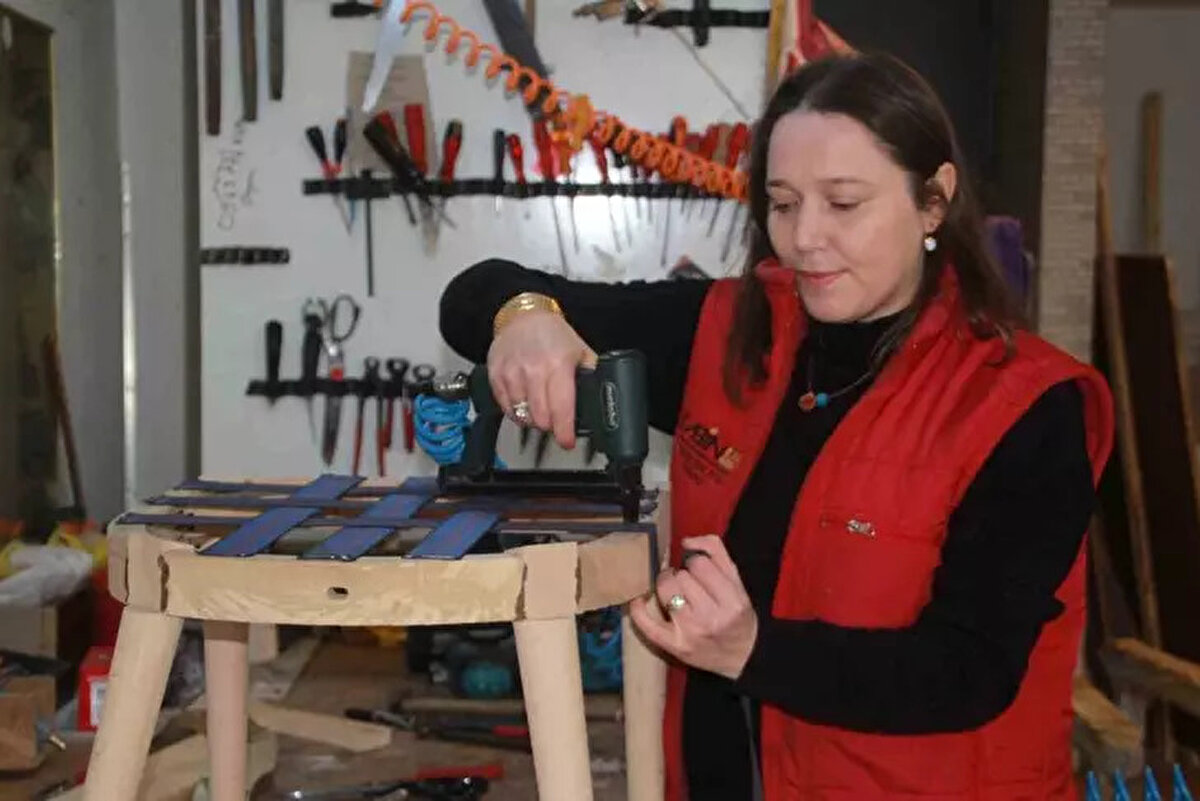 Öztürk, “Şu an 26’ncı yılımdayım. Aslında erkek işi gibi görünüyor ancak evlerin içerisini genelde kadınlar dekor ettiği için ben kadın işi gözüyle bakıyorum. Taşıma, kaldırma gibi durumlarda erkek gücüne ihtiyaç duyuyoruz ama kumaş seçimi, model seçimlerinde kadınlar daha çok önde oluyor. Bu nedenle bu sektörü de kadın mesleği olarak görüyorum." dedi.