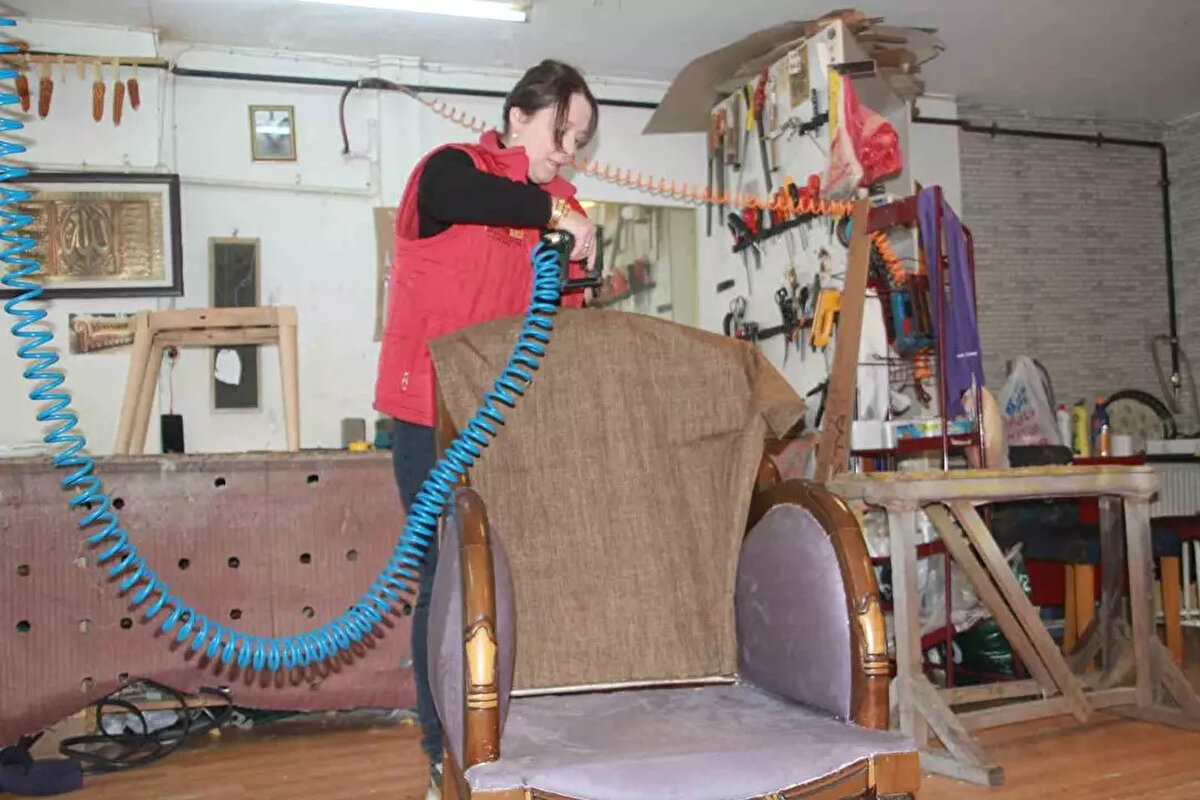 Kadınların her yerde olması gerektiğini kaydeden Öztürk, eşinden yıllarca destek gördüğünü, her kadının kendi yeteneğine göre bir yol çizmesi gerektiğini ifade etti.