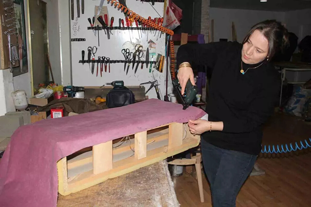 Saliha Öztürk, “Ben burada atölyede tamirat diye başladım ancak 26 yıldır epey aşama kat ettiğimi gördüm. Sosyal medya ve müşteri potansiyeli derken güzel yerlere geldik. Şu anda Almanya’ya mal gönderiyorum. Koltuk, sandalye gibi ürünler. Almanya’da bazı kafeterya ve dönercilerin projeleri geliyor, ben o projelerini hazırlıyorum ve buradan yükleyip gönderiyorum. Şu an çok şükür o aşamaya kadar geldik” şeklinde konuştu.