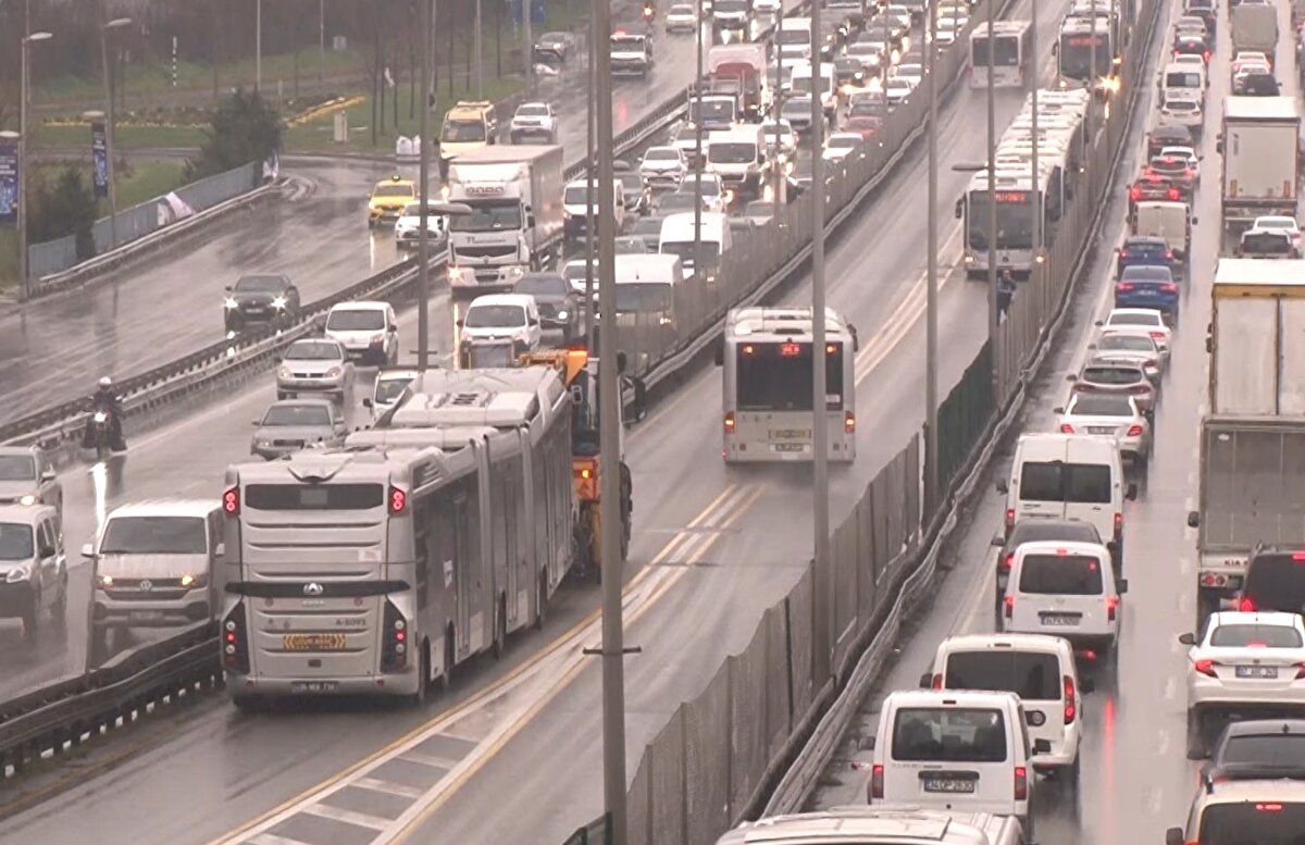 Avcılar’da bulunan İstanbul Büyükşehir Belediyesi Sosyal Tesisleri metrobüs durağında yolcu indiren metrobüse aynı yönde giden metrobüs arkadan çarptı. Kazada 5 kişi yaralanırken, metrobüs yolunda tek şeritten ulaşım sağlandı.