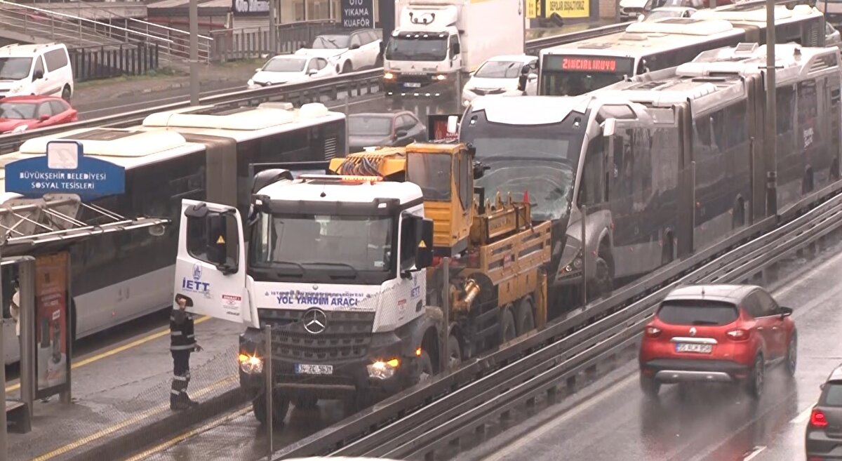 Kaza sonrası durakta bulunan iki metrobüs ileriye alındı. Yapılan çalışmalar nedeniyle metrobüs seferleri İstanbul Büyükşehir Belediyesi Sosyal Tesisleri durağında yaklaşık 1 saat tek şeritten sağlandı. Ekiplerin çalışmaları sonrası kazaya karışan metrobüslerin vinç yardımıyla çekilmesi ile seferler normale döndü.