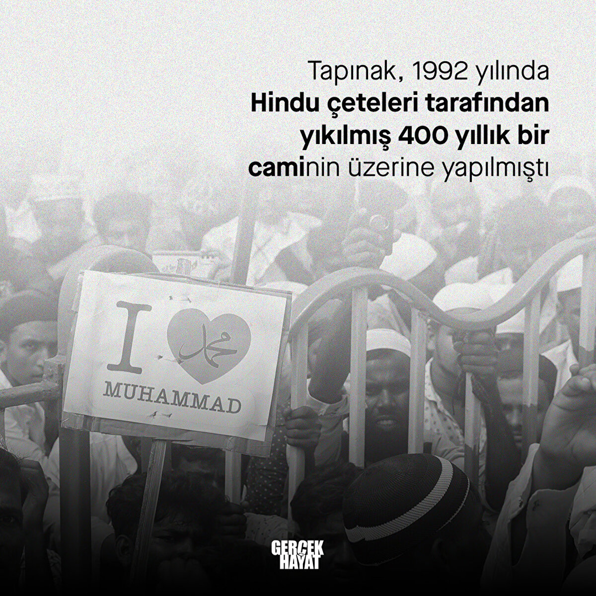 Hindu çeteleri tarafından yıkılmış 400 yıllık bir caminin üzerine yapılmıştı
