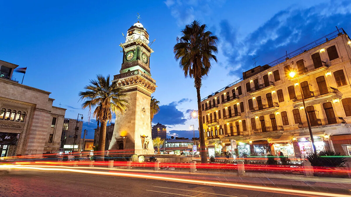 Kendine özgü mimari tarzı açısından en güzel tarihî eserlerden biri sayılan Halep Saati veya yerel söyleyişle Deniz Feneri, şehrin en güzel ve hareketli bölgelerinden Bâbu'l-Ferac Meydanı’nda, yıllara meydan okumaya devam etmektedir.  