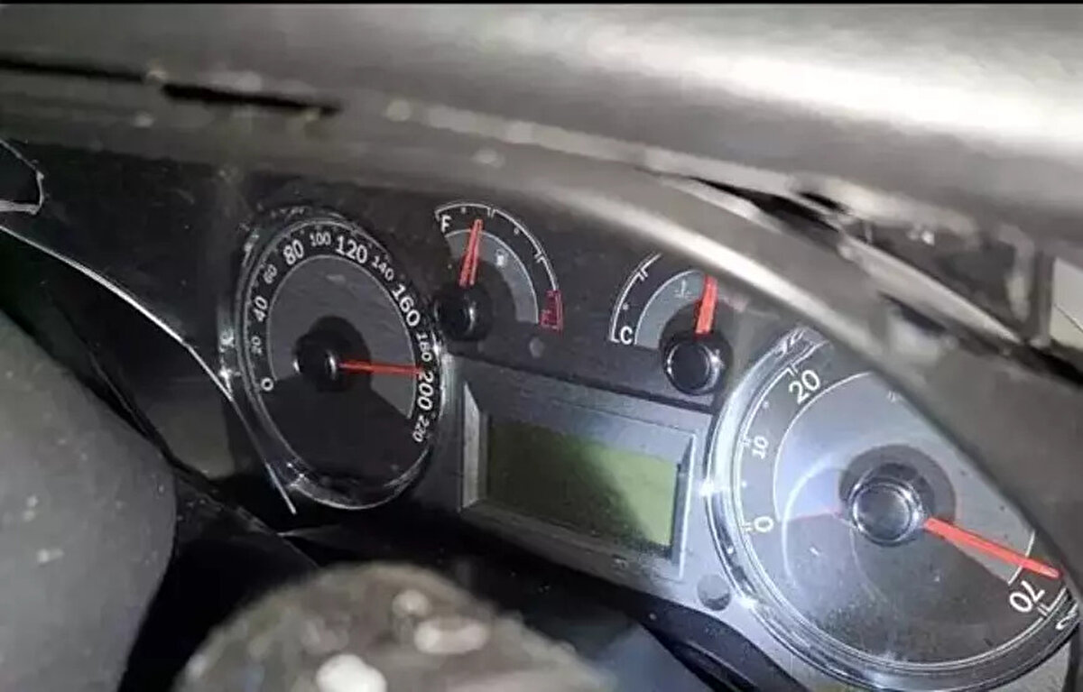 İhbar üzerine olay yerine sevk edilen sağlık ekipleri, aracın şoför mevkiinde sıkışan Yaşar Demiryürek’in hayatını kaybettiğini tespit etti. Hurdaya dönen otomobilin içinde sıkışan Yaşar Demiryürek’in cansız bedeni, olay yerine gelen itfaiye ekiplerinin çalışmaları sonucunda çıkartıldı.