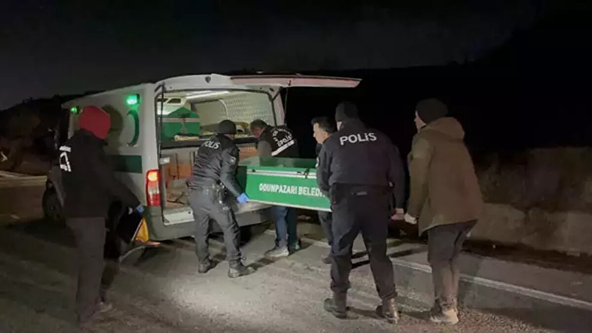 Aracın etrafa saçılan parçaları ve yamulan bariyer demirleri, Karayolları Genel Müdürlüğü’ne (KGM) bağlı ekipler tarafından temizlendi.