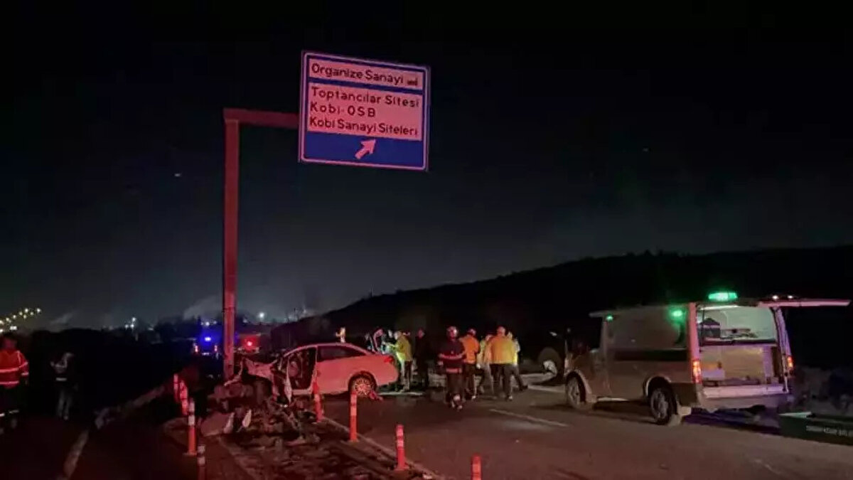 Kazanın ardından takılı kalan ve 190 kilometre hız gösteren kadran, kazanın nedenini gözler önüne serdi. Çarpmanın etkisiyle hurdaya dönen aracın motoru, kaza yerinden 100 metre ileriye fırladı.