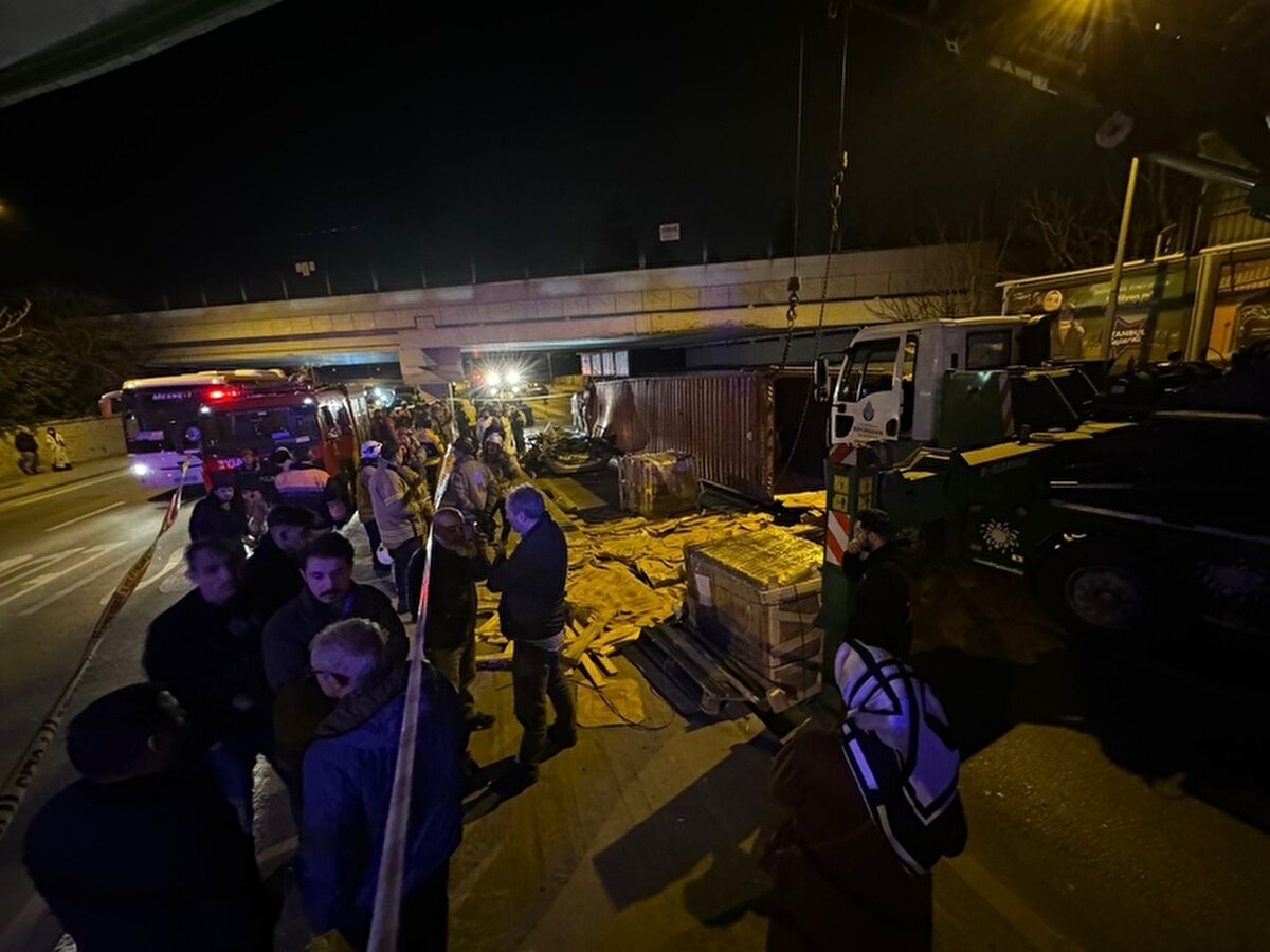 İhbar üzerine bölgeye sağlık, itfaiye ve polis ekipleri sevk edildi. Kazada, otomobildeki sürücü Recep A. (45) ile Sultan A. (44), Güler Rukiye A. (67) ve Merve A. (16) hayatını kaybetti.<br><br>Çevredeki vatandaşlar ve ekiplerin yardımıyla tırın dorsesindeki kese kağıtları boşaltılarak yükü hafifletilmeye çalışıldı. Daha sonra tırın dorsesi vinç yardımıyla kaldırılıp, altında kalan otomobil çıkartıldı.<br><br>İtfaiye ekiplerinin uzun uğraşları sonucu araçtan çıkartılan cesetler Adli Tıp Kurumu morguna götürüldü. Bu arada, kazada hayatını kaybedenlerin yakınları olay yerine gelerek gözyaşı döktü.