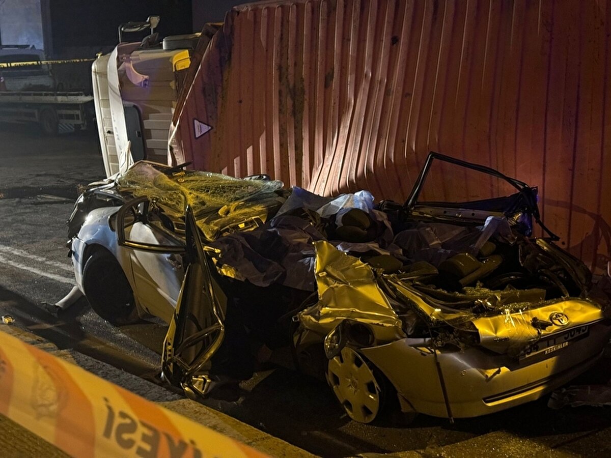Çarpmanın etkisiyle tır, sol tarafında seyreden 34 TY 3045 plakalı otomobilin üzerine devrildi.