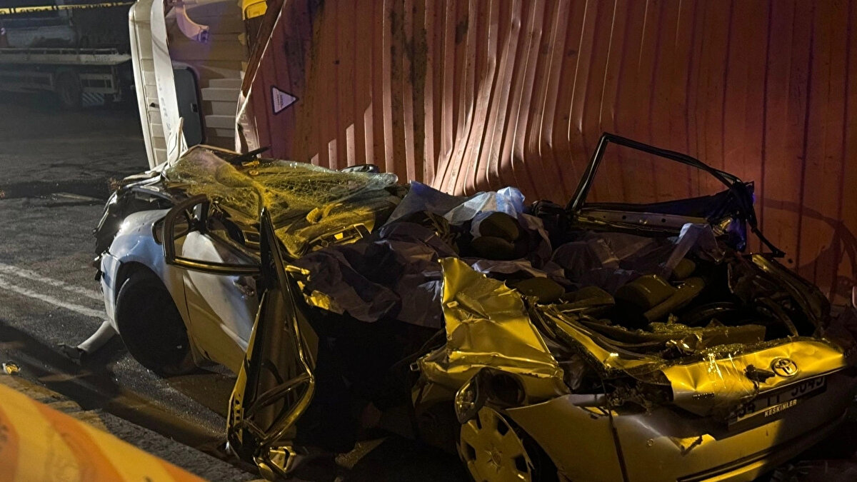 İstanbul Valiliğinden yapılan açıklamada, saat 18.45 sıralarında Bakırköy Yeşilyurt Hava Harp Okulu önündeki Havuzlu Kavşağı alt geçidinde devrilen kamyonun altında kalan otomobilde bulunan 4 kişinin hayatını kaybettiği belirtildi.<br><br>Açıklamada, olayla ilgili soruşturma başlatıldığı kaydedildi.