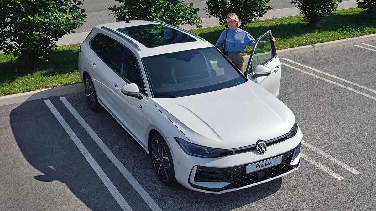 Volkswagen Passat Türkiye fiyatları:<br>1.5 eTSI 150 PS, Benzinli Business, Otomatik 2.433.000 TL<br>1.5 eTSI 150 PS, Benzinli Elegance, Otomatik 2.713.000 TL<br>1.5 eTSI 150 PS, Benzinli R-Line, Otomatik 2.787.000 TL<br>2.0 TDI SCR 193 PS, Dizel Elegance, Otomatik 4.215.000 TL<br>2.0 TSI 265 PS, Benzinli R-Line, Otomatik 4.240.000 TL<br>2.0 TDI SCR 193 PS, Dizel R-Line, Otomatik 4.318.000 TL