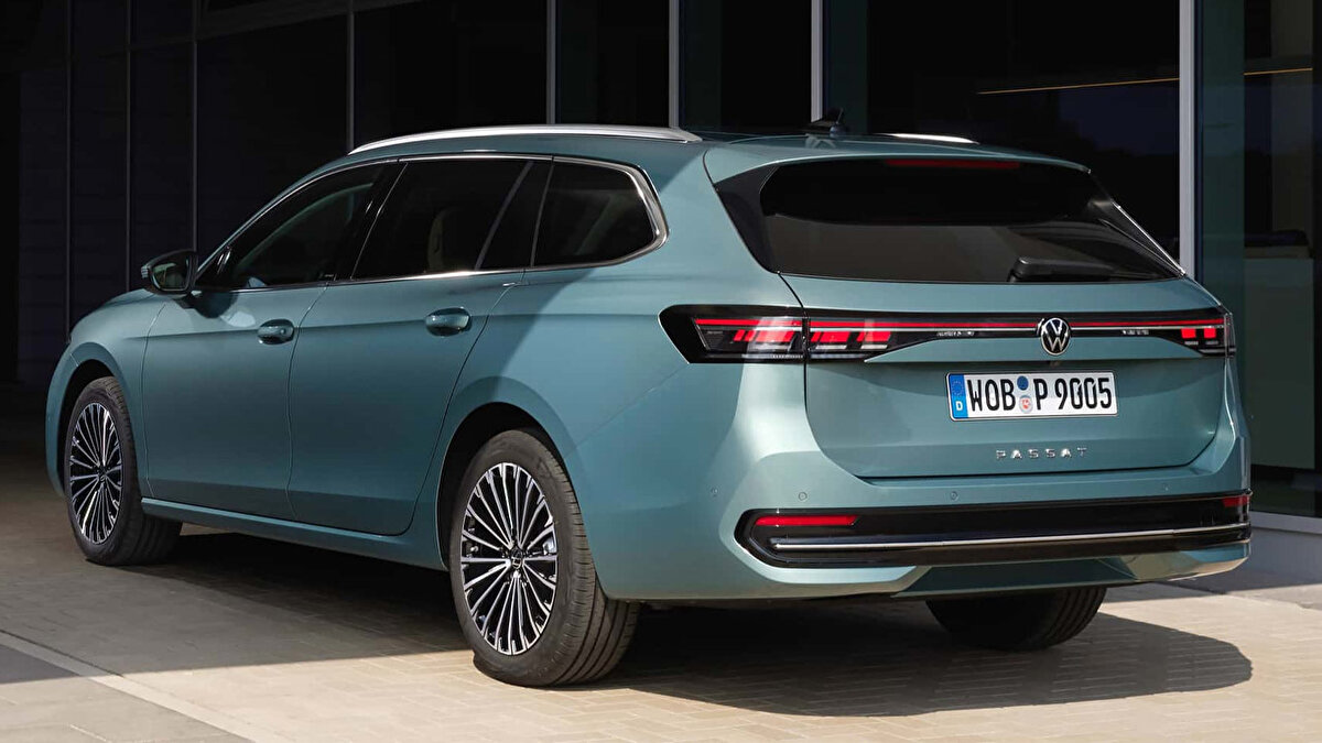 2024 model Volkswagen Passat, tasarımı açısından artık eskisi kadar keskin hatlara sahip değil. Volkswagen'in ID. serisindeki kavisli yapı, yeni Passat'ta da kendini gösteriyor. Ayrıca bu otomobilin ölçüleri de artık daha büyük. Bu bağlamda; 2024 model Passat 4.917 mm uzunluk, 1.852 mm genişlik, 1.506 mm de yükseklik değerine sahip. Dingil mesafesini 50 mm artıran Volkswagen, iç alanda biraz daha geniş bir yaşam alanı oluşturmayı başarmış oldu.