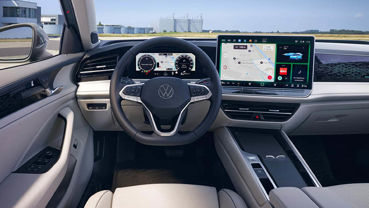 Yeni Passat, kaput altında herkese uygun seçenekler sunacak. 1.5 litrelik 150 beygir gücündeki eTSI motor, yeni modelde satın alınabilecek seçeneklerden biri. Ayrıca 2.0 litrelik TSI motor ile bunun 4Motion versiyonu da bulunuyor. 2.0 TDI motor da yine tüketicilerin alışmış olduğu seçenekler arasında. Tüm motor seçenekleri 7 ileri vitesli otomatik şanzıman ile desteklenecek.