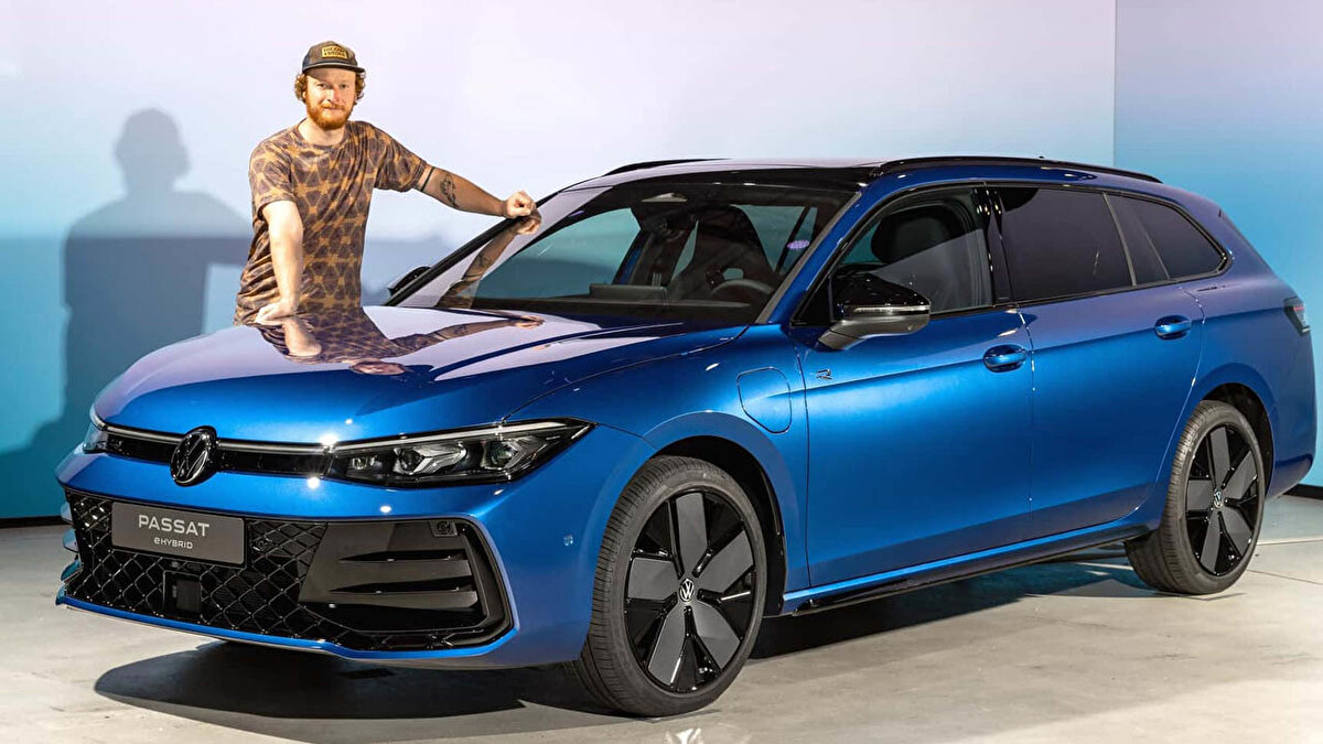 Aracın dış tasarımına baktığımızda, ızgara, ön far, kaput ve arka aydınlatma gibi hemen her alanda yenilikler görüyoruz. Bu bağlamda, aracın far tasarımı artık daha ince. Izgara ise genel olarak daha iri bir görünüm kazandı. Aracın arka kısmına baktığımızda ise artık bagajı boydan boya kaplayan bir ışık barı ile karşılaşıyoruz.