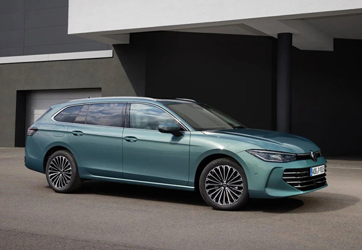 2024 model Volkswagen Passat, tarihte bir ilke imza atacak. Öyle ki bu otomobil, ilk kez hafif hibrit sistemle donatıldı. "eHybrid" takısıyla satılacak versiyonlardaki temel model, 201 beygir gücünde olacak. Öte yandan; 268 beygir gücünde daha güçlü bir versiyon da var. Her iki versiyonda da 1.5 litrelik TSI motor bulunacak. Şarj edilebilir hibrit model, Volkswagen'in sağladığı veriye göre tam dolu batarya ve depo ile yaklaşık 1.000 kilometre götürebilecek.