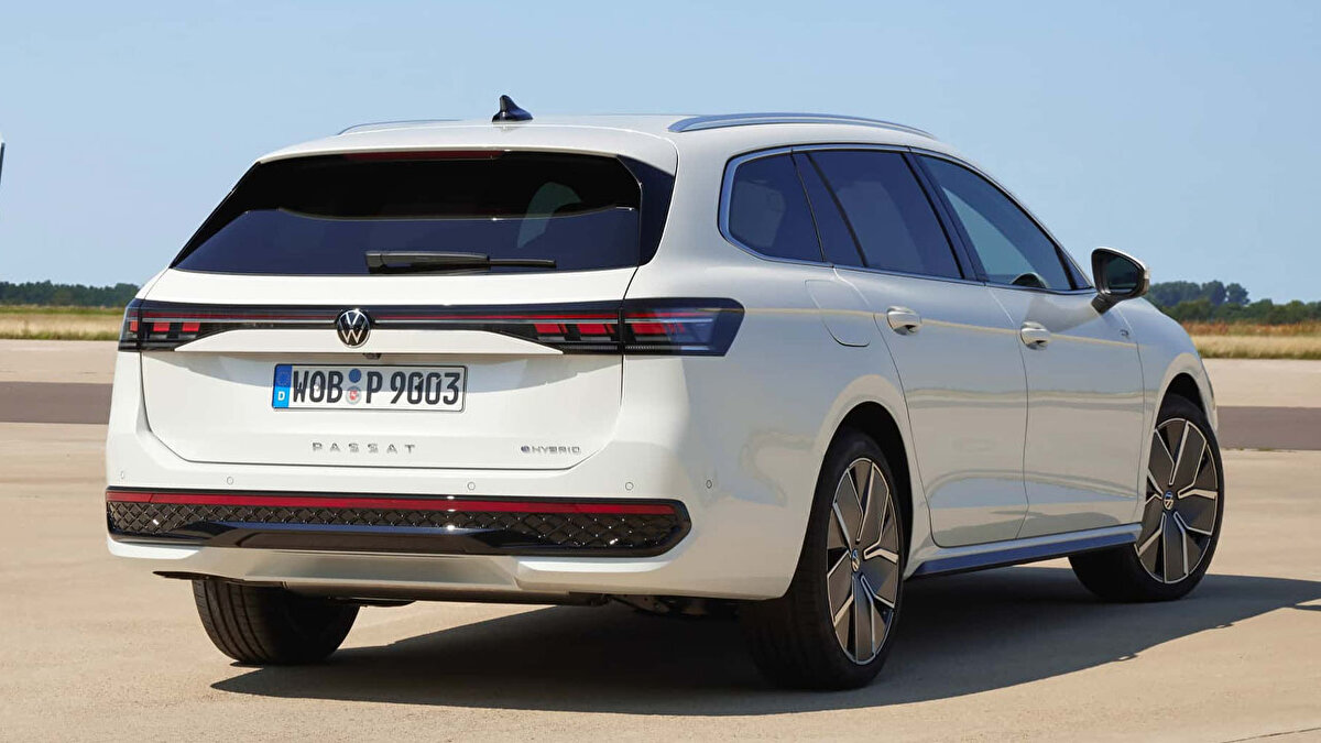 2024 Volkswagen Passat, artık analog ekranlı versiyonlara sahip olmayacak. 10.25 inç boyutundaki gösterge ekranı, opsiyonel olarak 15 inç boyuta kadar ulaştırılabilecek tam dokunmatik bir bilgi-eğlence ile tamamlanacak. Vites topuzuna da veda ettiğimiz Passat Variant, 14 yönlü elektronik masaj destekli koltuk seçeneği ile satın alınabilecek. Bu arada; Passat Variant'ın maksimum 1.920 litreye kadar bagaj alanı sunacağını da bir dipnot olarak verelim.