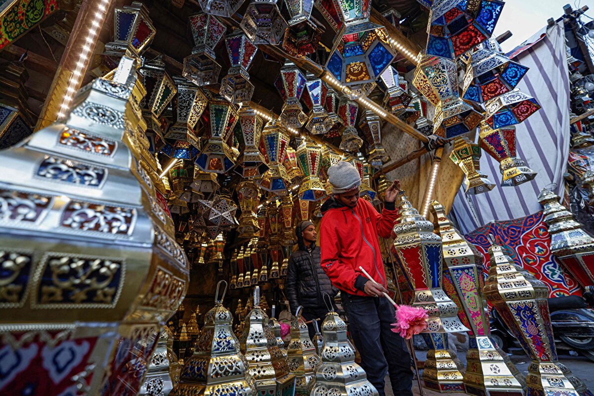 Ahşap, metal, plastik, kumaş gibi çeşitli malzemelerden yapılan ve değişik fiyatlarda boy boy satışa sunulan Ramazan fenerlerinin, ana satış merkezi başkent Kahire’deki Seyyide Zeyneb bölgesi. 