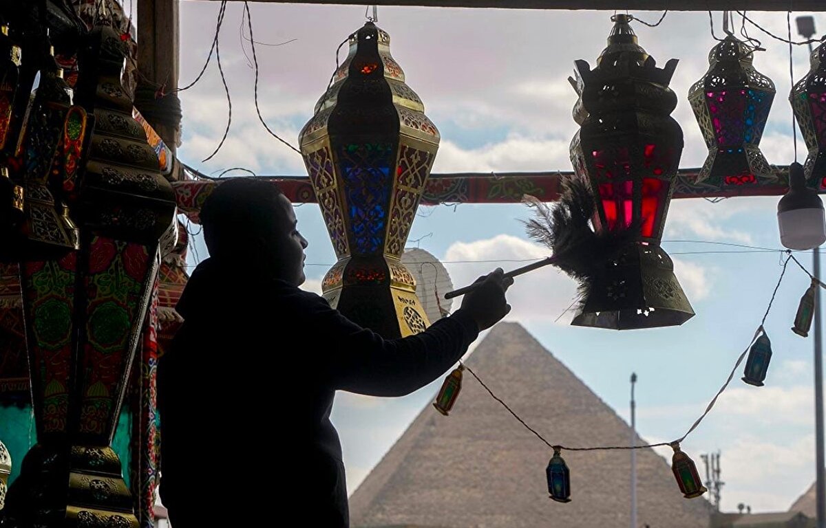 Ramazan ayından önce üretimleri tamamlanan fenerler (Fanus) Mısır'da halk tarafından yoğun ilgi görürken ülke genelinde sokakları, dükkân vitrinlerini ve evlerin balkonlarını süslemeyi sürdürüyor. Piramitlerin bulunduğu Giza kentinde tezgâhları kaplayan çeşitli renk, desen ve büyüklükteki fenerler, ramazan ayında, insanların evlerini ve sokakları süslemek üzere müşterilere sunuluyor. 