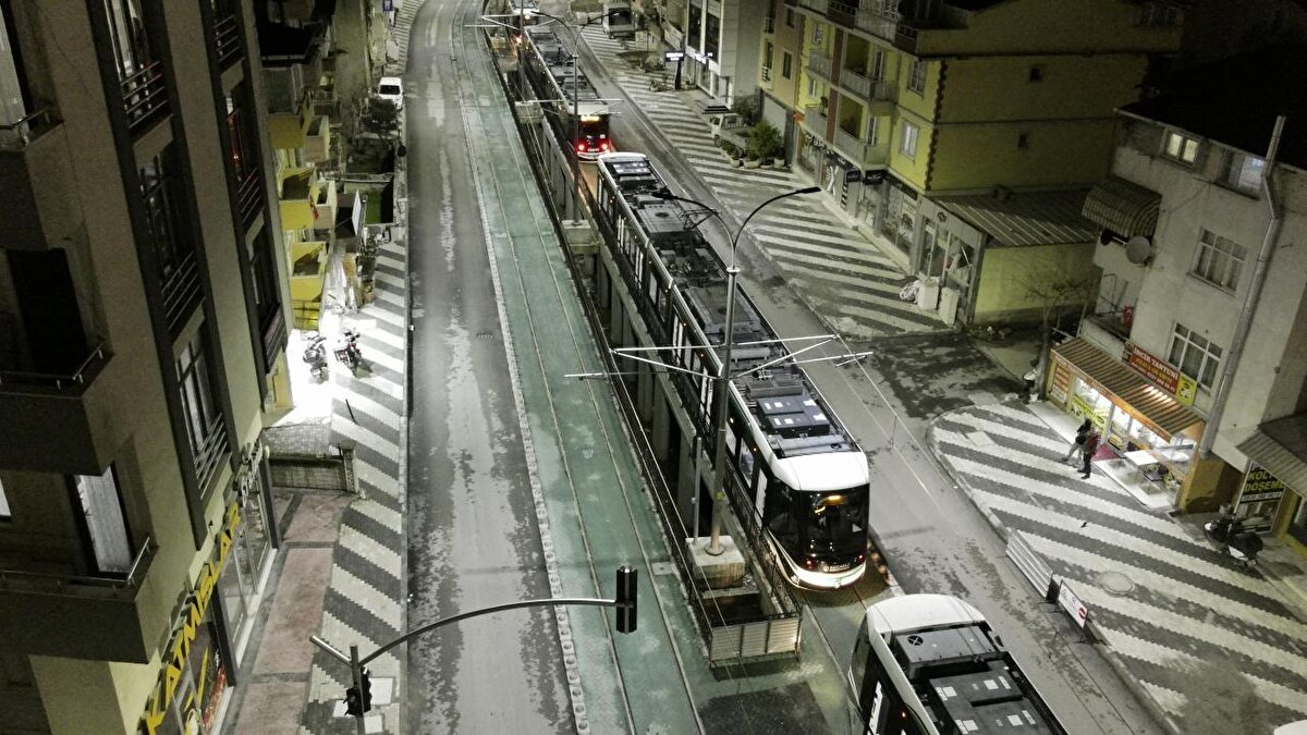 Bakan Uraloğlu, Kanal Yolu, Turan Güneş, Başaran, FTR ve Şehir Hastanesi olmak üzere beş istasyondan oluşan 3,1 kilometrelik hattın yapımını bir buçuk yıldan kısa sürede tamamladıklarını vurgulayarak, “17 Mart itibariyle hizmete alacağımız Şehir Hastanesi Tramvay hattımız ile İzmitli vatandaşlarımızı trafik çilesinden kurtaracağız. Şehrin dışında bulunan Kocaeli Şehir Hastanesi’ne ulaşım 15 dakikaya düşecek hattımız, günde 210 bin vatandaşımızı taşıyacak. Hattımız, Otogar istasyonundan Plajyolu tramvay hattına da entegre olacak” dedi.