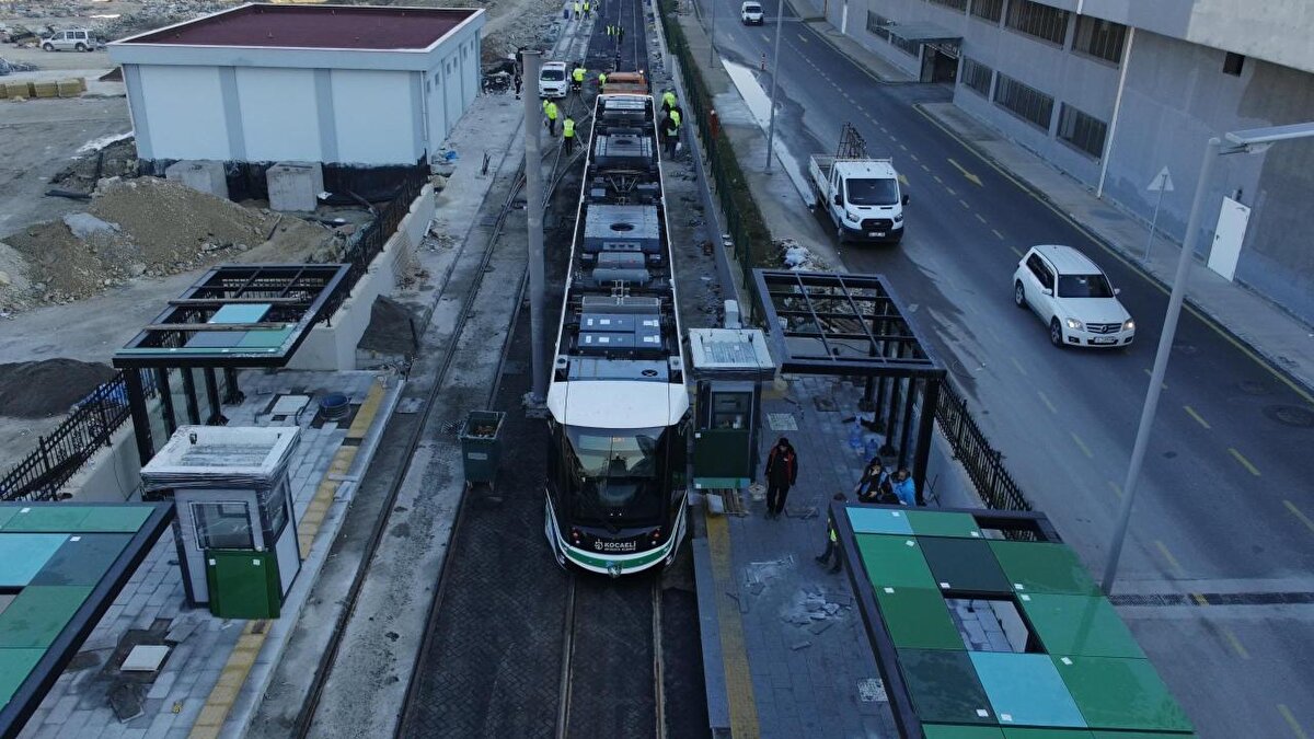 Proje kapsamında 12,4 kilometre ray imalatı yapıldığını, 5 adet istasyonun da betonarme, mimari imalatlarını tamamladıklarını açıklayan Uralığlu, “Toplamda 40 bin 819 m3 beton, 5 bin 975 ton demir imalatı gerçekleştirdik. Ayrıca 8 bin 500 m3 Taş Duvar, 3 bin 980 m2 Taş Pere ve 2 bin 400 metre Fore Kazık imalatı da tamamladık. Projemizin Elektromekanik imalatları ve sinyal imalatlarını da yaptık. Göründüğünden çok daha büyük bir projeyi kısa sürede hizmete verdik. Çünkü 2003 yılından itibaren Cumhurbaşkanımız Sayın Recep Tayyip Erdoğan`ın liderliğinde demiryolları sektöründe dev yatırımlarla büyük mesafeler kat ettiğimiz gibi kent içi raylı ulaşım sistemlerinde başta büyük şehirlerimiz olmak üzere ülkemiz genelinde büyük ilerlemeler kat ettik. Hiçbir projeyi küçük görmedik. Hiçbir projede gecikmeye izin vermedik. Bakanlık olarak Türkiye genelinde 416 kilometre kent içi raylı sistem projesine daha devam ediyoruz. İstanbul, Kocaeli ve Bursa’da da toplam 60,7 kilometre raylı sistem hattının yapım çalışmalarını sürdürüyoruz” diye konuştu.