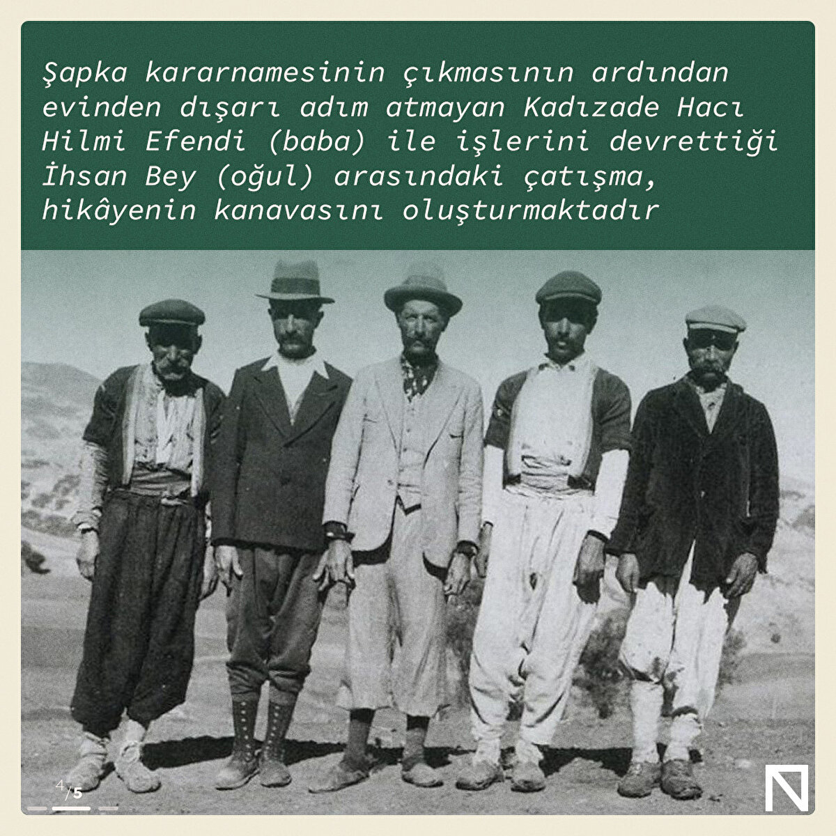 Şapka kararnamesinin çıkmasının ardından evinden dışarı adım atmayan Kadızade Hacı Hilmi Efendi (baba) ile işlerini devrettiği İhsan Bey (oğul) arasındaki çatışma, hikâyenin kanavasını oluşturmaktadır